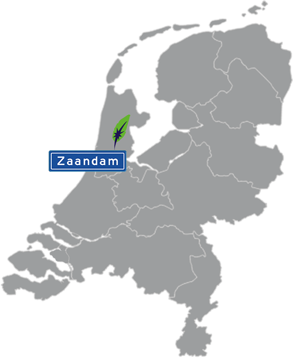 Grijze kaart van Nederland met Zaandam aangegeven voor maatwerk taalcursus Frans zakelijk - blauw plaatsnaambord met witte letters en Dagnall veer - transparante achtergrond - 600 * 733 pixels